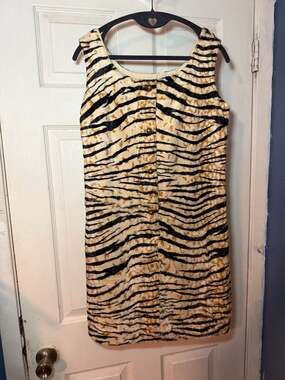Vintage Charm of Hollywood Tiger Print Faux Fur Sleeveless Dress